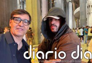 Illa se hace un 'selfie' con Bad Bunny visitando la Sagrada Família
