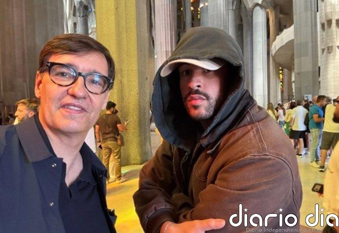 Illa se hace un 'selfie' con Bad Bunny visitando la Sagrada Família