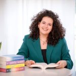 Inma Rubiales reescribe su primera novela, 'Un amigo gratis', que publicó a los 14 años y vuelve a salir a la venta