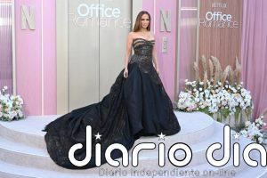 Jennifer Lopez no abandona el negro: el vestido joya con bordados que ha lucido en el estreno de 'Office Romance'