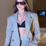 Jennifer Lopez reinterpreta el concepto de sastrería: el ejemplo perfecto de cómo lucir un outfit relajado a los 56 años