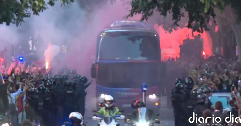 La afición del Barça apedrea el autobús de su propio equipo pensando que era el del Real Madrid