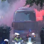 La afición del Barça apedrea el autobús de su propio equipo pensando que era el del Real Madrid