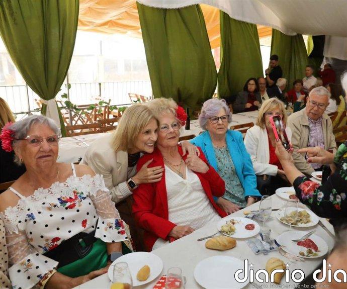 La alcaldesa de Jerez (Cádiz) anima a las personas mayores a disfrutar de su Caseta durante toda la Feria del Caballo