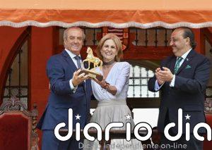 La alcaldesa de Jerez (Cádiz) entrega el Caballo de Oro 2025 a la Real Sociedad de Carreras de Caballos de Sanlúcar