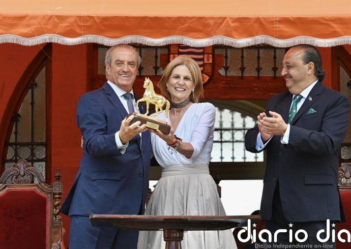 La alcaldesa de Jerez (Cádiz) entrega el Caballo de Oro 2025 a la Real Sociedad de Carreras de Caballos de Sanlúcar