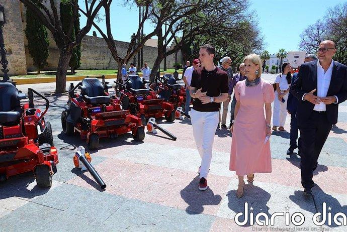 La alcaldesa de Jerez presenta nueva maquinaria para mantenimiento de zonas verdes y anuncia más plantilla