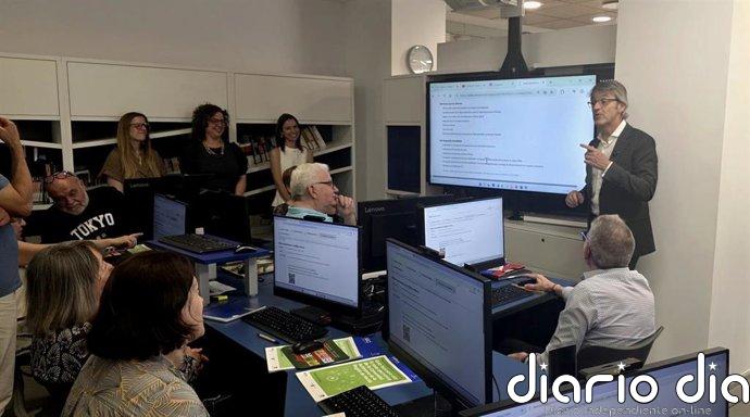 La CARM enseña a usar la administración digital a una treintena de mayores y personas con discapacidad