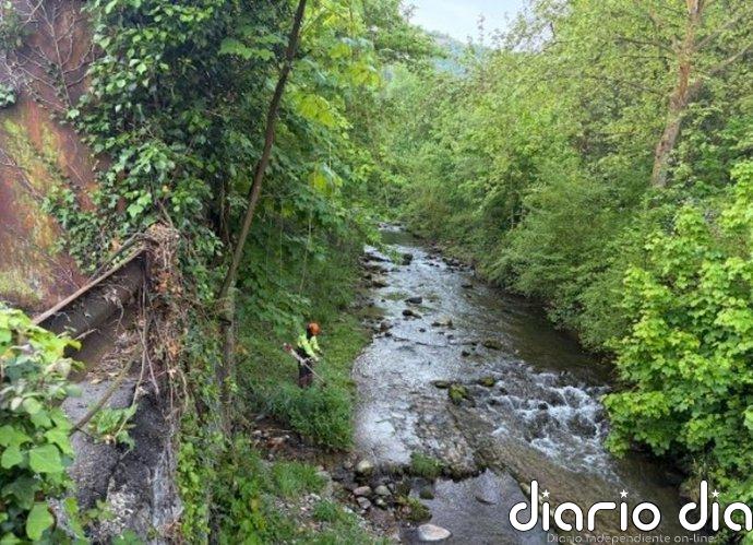 La CHC trabaja en la mejora de capacidad de desagüe de río Riosa en La Foz