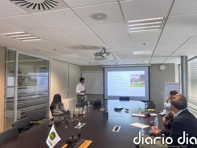 La Diputación de Córdoba visita el centro de innovación de John Deere para estudiar colaboraciones en formación