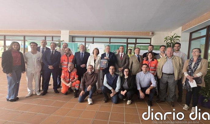 La EMA entrega desfibriladores a las hermandades rocieras que hacen el Camino de Sevilla