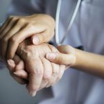 La Eurocámara pide reconocer el tiempo de cuidados en las pensiones y reforzar el apoyo frente a la brecha de género