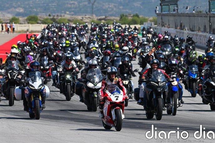 La Fan Bike Parade cierra de la mano de Carlos Checa un gran sábado de carreras de WorldSBK en MotorLand