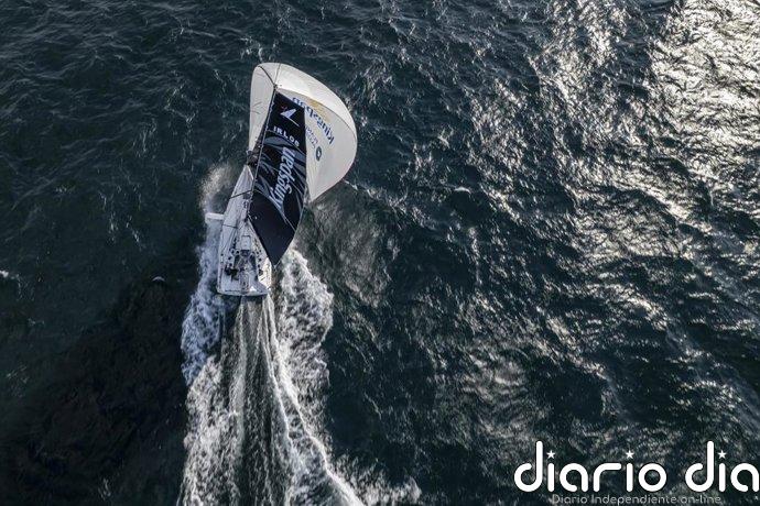 La flota de La Solitaire du Figaro Paprec supera el faro Wolf Rock rumbo a Vigo