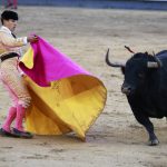 La infanta Elena arropa a Gonzalo Caballero en su homenaje a María, 'la princesa futbolera guerrera', en Las Ventas