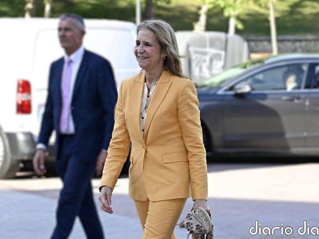 La infanta Elena, entre flores y silencio sobre Juan Carlos, Froilán y Victoria Federica en la muestra de Luis de Lezama