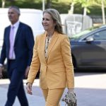 La infanta Elena, entre flores y silencio sobre Juan Carlos, Froilán y Victoria Federica en la muestra de Luis de Lezama