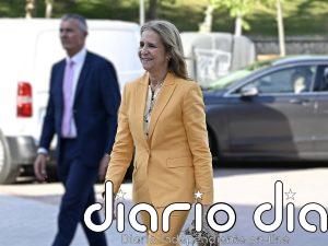 La infanta Elena, entre flores y silencio sobre Juan Carlos, Froilán y Victoria Federica en la muestra de Luis de Lezama