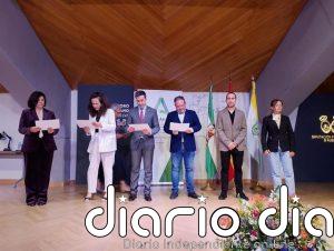 La Junta homenajea a unos 300 profesionales de la educación tras "una vida dedicada a formar generaciones" en Huelva