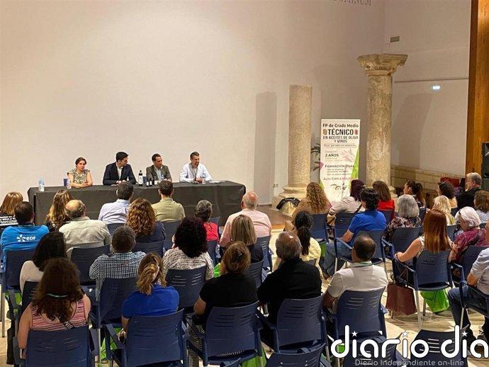 La Junta valora el compromiso del IES Antonio de Mendoza, de Alcalá la Real (Jaén), con la promoción del sector oleícola