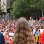 La llegada de la 'flama' del Correllengua Agermanat 2026 llena la plaza de España de Palma