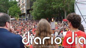 La llegada de la 'flama' del Correllengua Agermanat 2026 llena la plaza de España de Palma