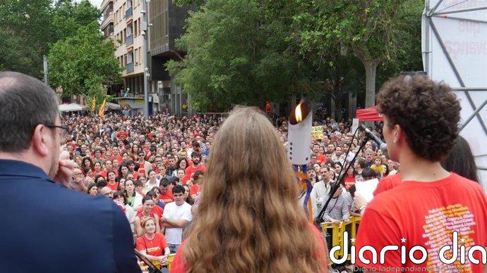 La llegada de la 'flama' del Correllengua Agermanat 2026 llena la plaza de España de Palma