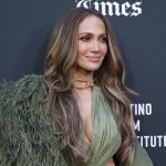 La melena larga después de los 50: el truco de estilo que Jennifer López sigue defendiendo
