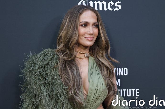 La melena larga después de los 50: el truco de estilo que Jennifer López sigue defendiendo