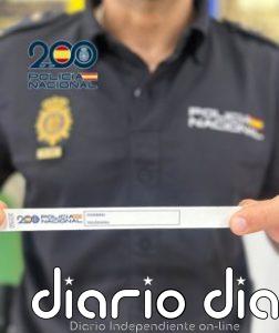 La Policía Nacional reparte de modo gratuito pulseras identificativas para menores durante la Feria de Córdoba