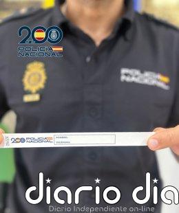 La Policía Nacional reparte de modo gratuito pulseras identificativas para menores durante la Feria de Córdoba