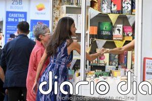 La Reina inaugura la Feria del Libro con guiños a poetas catalanas, rodeada de niños y obras de Maruja Mallo o Siles