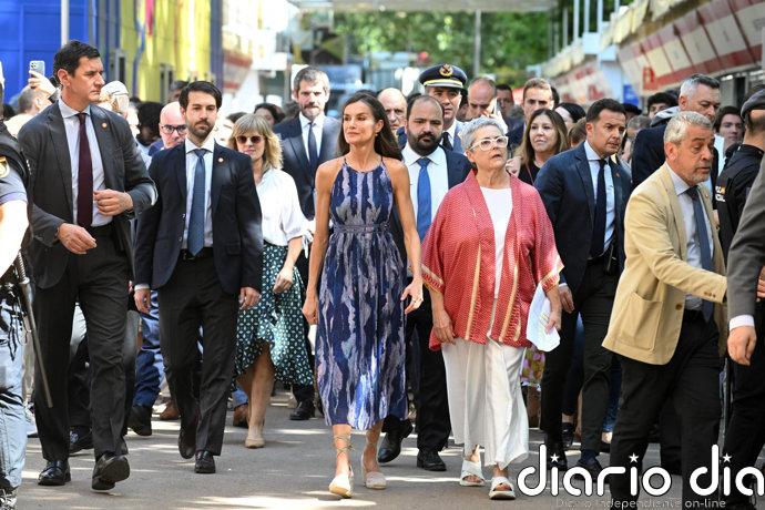 La Reina Letizia arrasa en la Feria del Libro con un veraniego vestido tie dye que potencia sus brazos tonificados