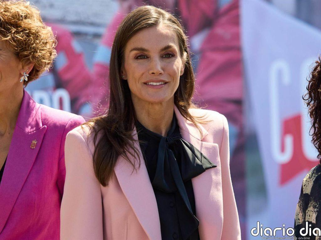 La Reina Letizia confirma su idilio con las blusas con lazada y lo eleva rescatando su ideal blazer rosa de Zara