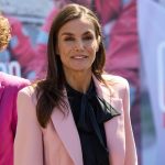 La Reina Letizia confirma su idilio con las blusas con lazada y lo eleva rescatando su ideal blazer rosa de Zara