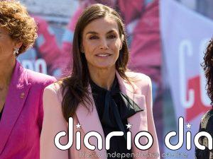La Reina Letizia confirma su idilio con las blusas con lazada y lo eleva rescatando su ideal blazer rosa de Zara