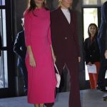 La Reina Letizia deslumbra en el Teatro Real con su vestido 'reciclado' de Moisés Nieto en un vibrante rosa fucsia
