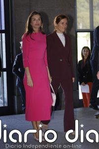 La Reina Letizia deslumbra en el Teatro Real con su vestido 'reciclado' de Moisés Nieto en un vibrante rosa fucsia