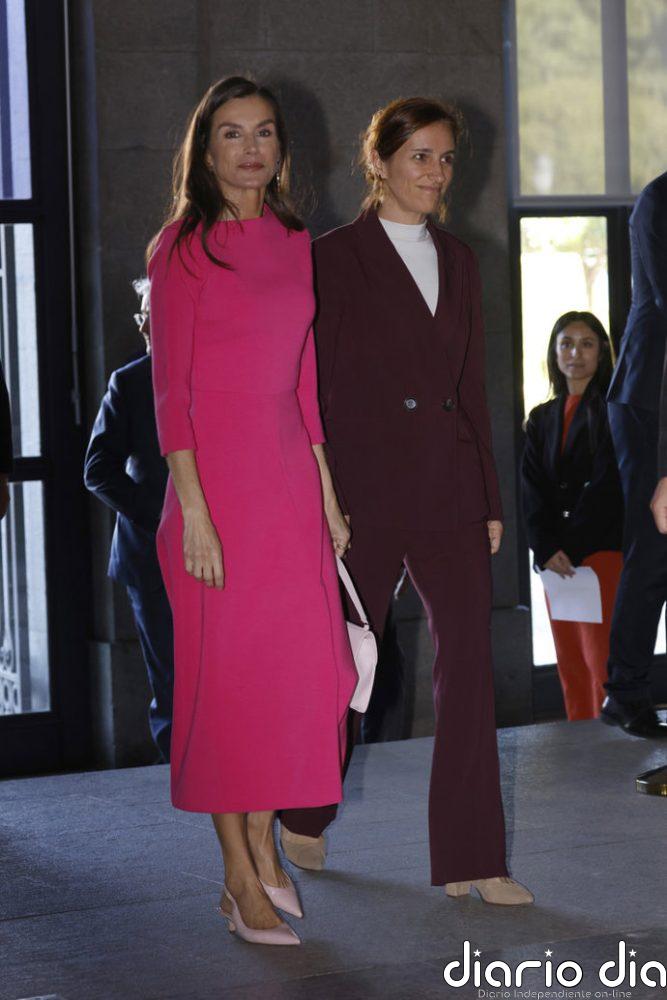 La Reina Letizia deslumbra en el Teatro Real con su vestido 'reciclado' de Moisés Nieto en un vibrante rosa fucsia