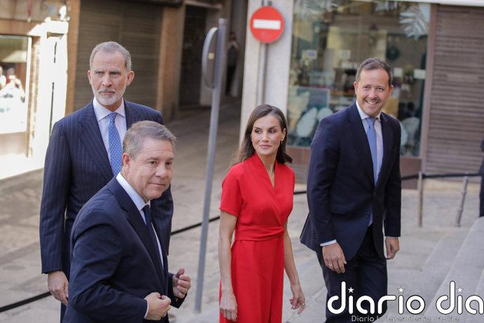 La Reina Letizia deslumbra en las Medallas de las Bellas Artes con un impresionante vestido rojo de aire oriental