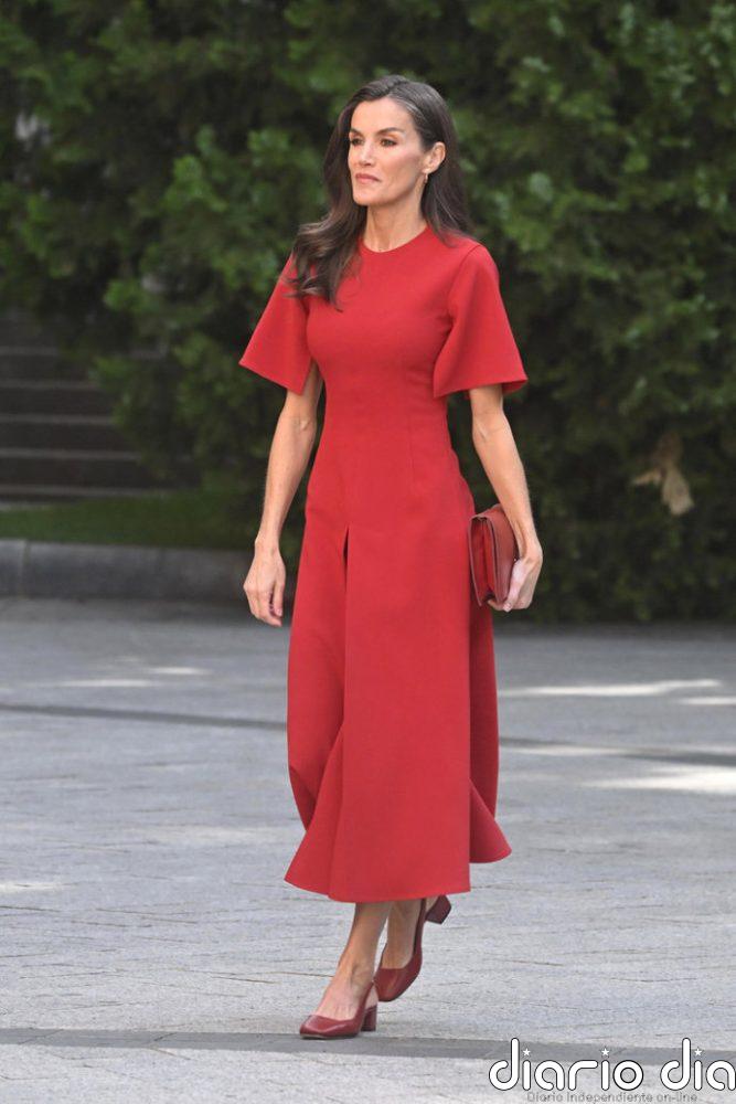 La Reina Letizia recupera su vibrante vestido rojo con manga capa que la conecta directamente con la Princesa Leonor