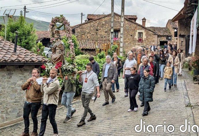 La talla de San Pedro vuelve a Carmona tras permanecer desde la Guerra Civil en la Colegiata de Santillana