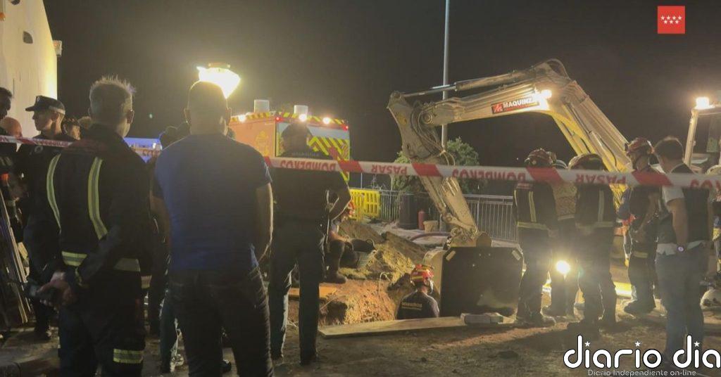 Laborioso rescate del cuerpo de un trabajador que falleció en Madrid tras quedar atrapado en una zanja