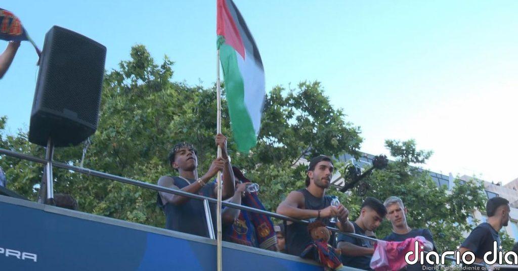 Lamine Yamal ondea la bandera palestina en la rúa de los ‘Campions’