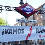 Las lonas desplegadas por Metro en Vallecas en apoyo al Rayo, objeto de deseo como recuerdo de una final histórica