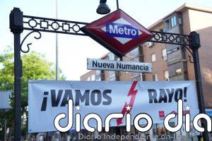 Las lonas desplegadas por Metro en Vallecas en apoyo al Rayo, objeto de deseo como recuerdo de una final histórica