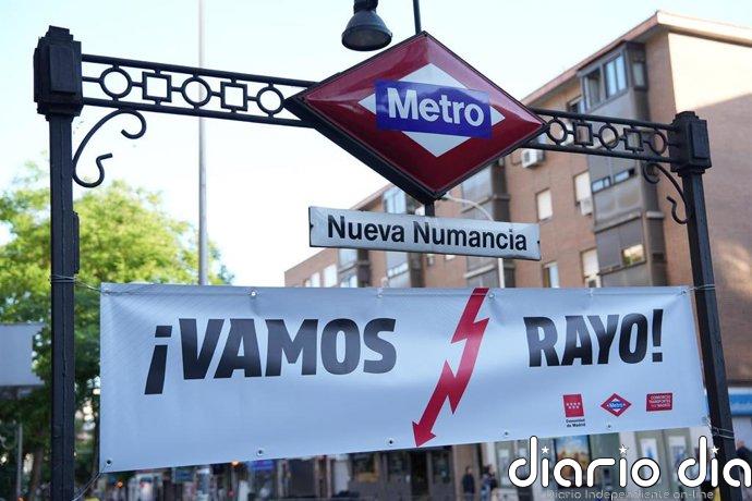 Las lonas desplegadas por Metro en Vallecas en apoyo al Rayo, objeto de deseo como recuerdo de una final histórica