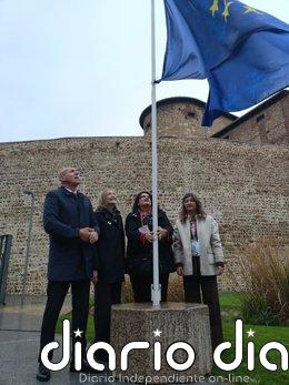 León celebra el Día de Europa con el embanderamiento de la Muralla y la lectura de los Decreta