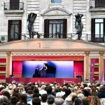 Lleno en la Porticada para presenciar el concierto lírico de la Carroza del Teatro Real