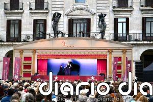 Lleno en la Porticada para presenciar el concierto lírico de la Carroza del Teatro Real